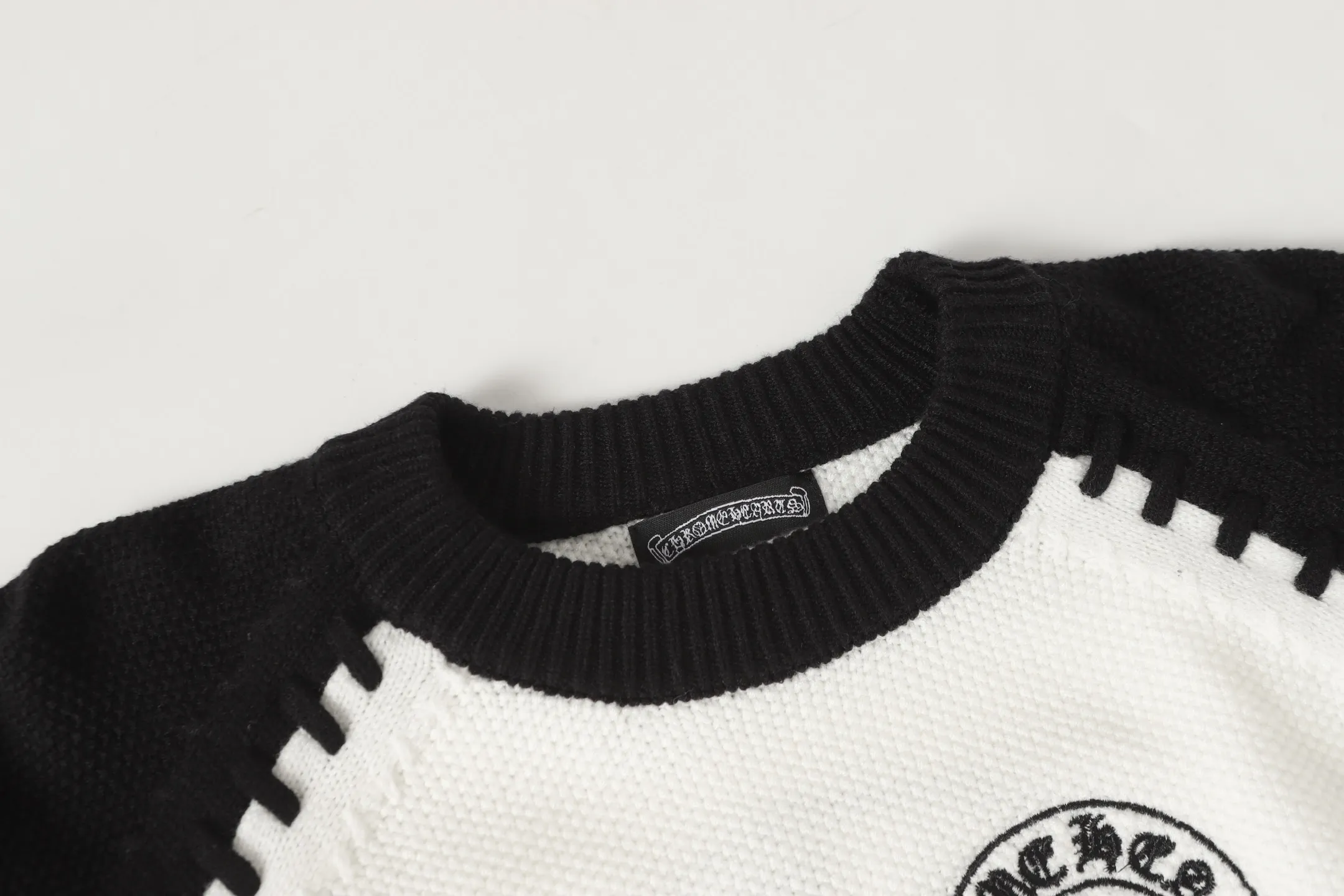 P290 #M903 cross-border model, please do not place an order if you pursue quality - Chrome Hearts/Chrome Hearts spliced Sanskrit horseshoe knitted sweater - High weight, high density and high quality The wool is soft, delicate and skin-friendly, soft and silky to the touch, has excellent warmth and skin-friendly properties - Custom-woven and dyed, no color difference, no matter the fabric or workmanship details, it beats the ordinary version on the market - Hardware zipper accessories are all customized, full of details -Colour: gray with black White and black -Size: S M L XL